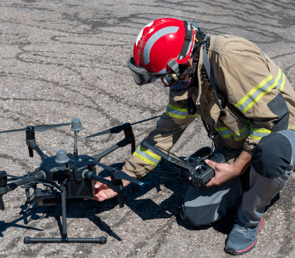 Bombero operando un dron de rescate en una misión